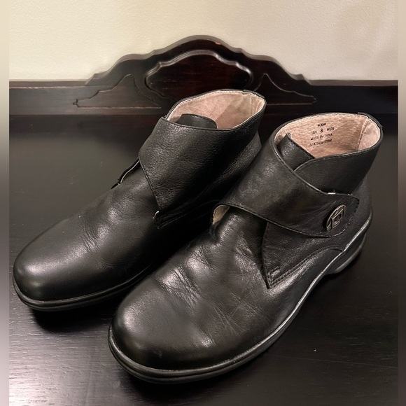 Propet Ava Ankle Bootie Leather Upper Crossover Strap Velcro Closing Women Sz 8D - Picture 4 of 9